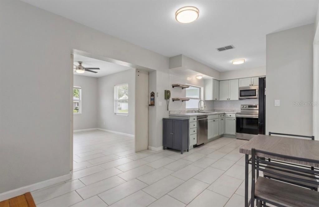 For Sale: $249,900 (2 beds, 2 baths, 992 Square Feet)