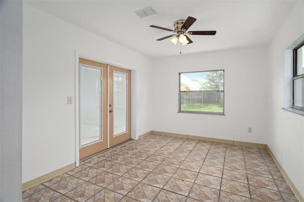 For Sale: $249,900 (2 beds, 2 baths, 992 Square Feet)