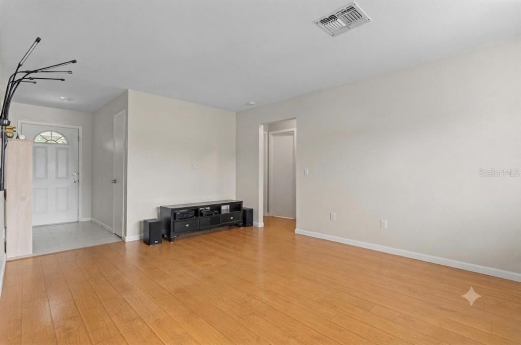 For Sale: $249,900 (2 beds, 2 baths, 992 Square Feet)