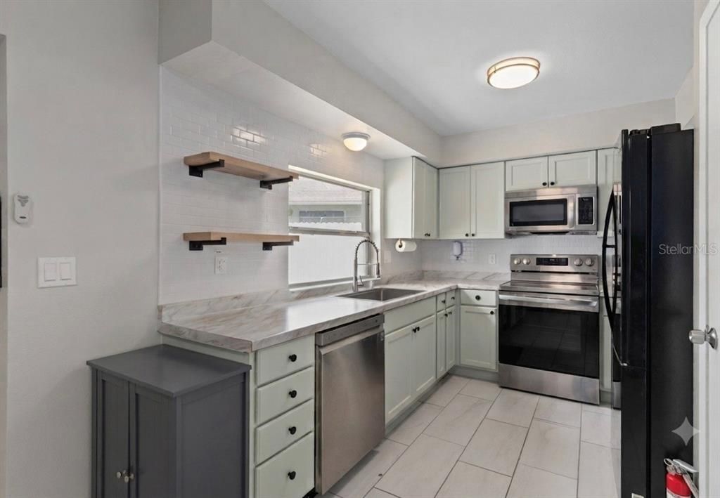 For Sale: $249,900 (2 beds, 2 baths, 992 Square Feet)