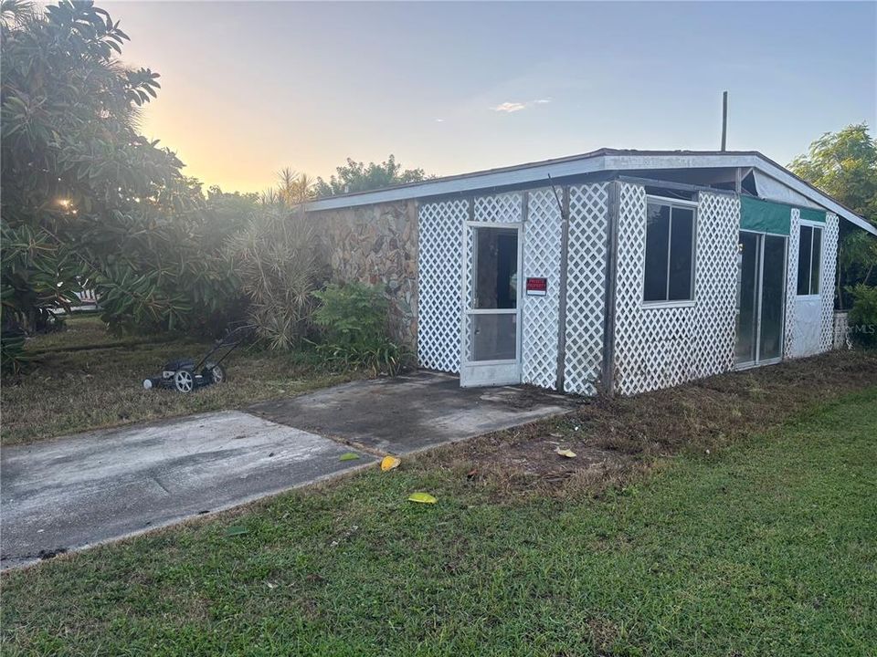 For Sale: $99,000 (2 beds, 1 baths, 1158 Square Feet)