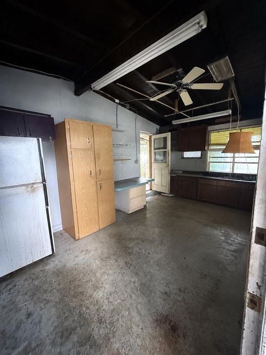 For Sale: $99,000 (2 beds, 1 baths, 1158 Square Feet)