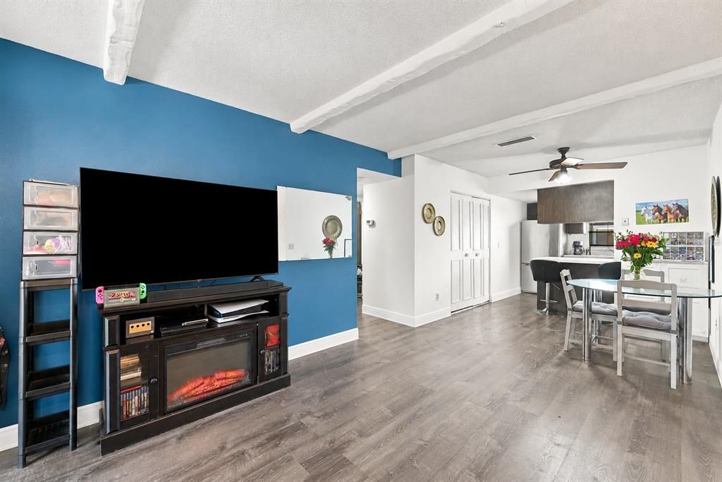 For Sale: $145,000 (2 beds, 2 baths, 967 Square Feet)