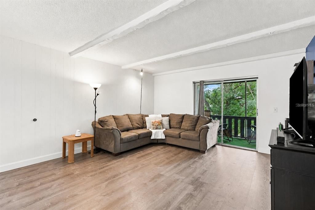 For Sale: $145,000 (2 beds, 2 baths, 967 Square Feet)