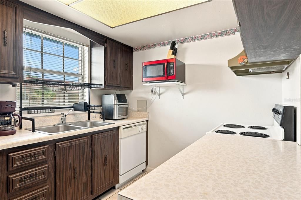 For Sale: $145,000 (2 beds, 2 baths, 967 Square Feet)