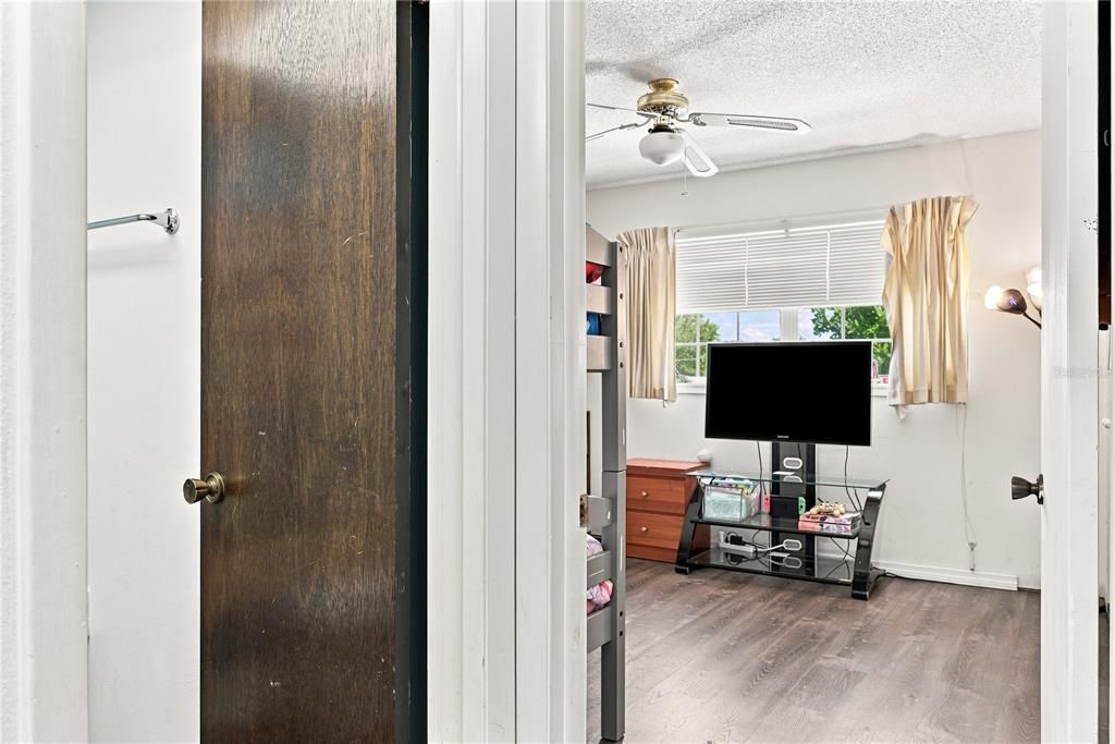 For Sale: $145,000 (2 beds, 2 baths, 967 Square Feet)