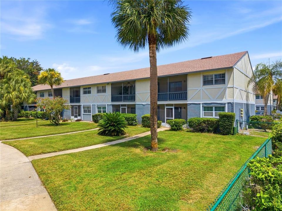 For Sale: $145,000 (2 beds, 2 baths, 967 Square Feet)
