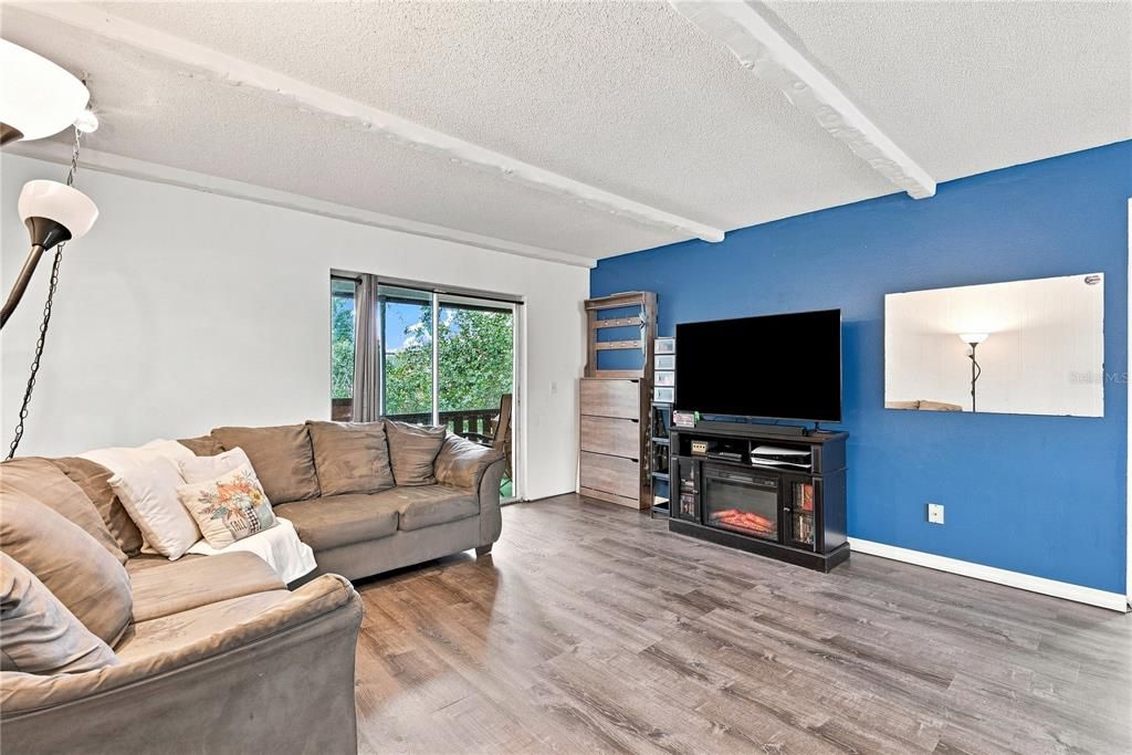 For Sale: $145,000 (2 beds, 2 baths, 967 Square Feet)