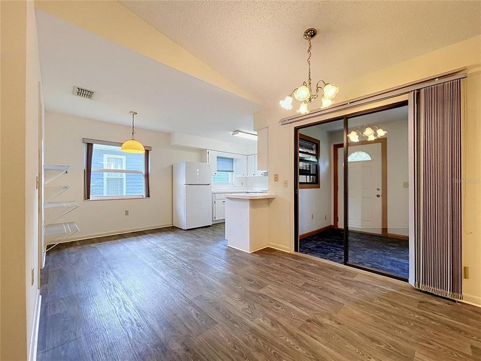 На продажу: $214,900 (2 спален, 2 ванн, 1520 Квадратных фут)