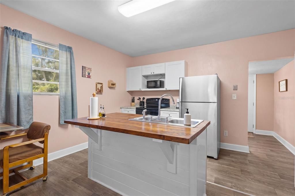 For Sale: $149,900 (2 beds, 1 baths, 1100 Square Feet)