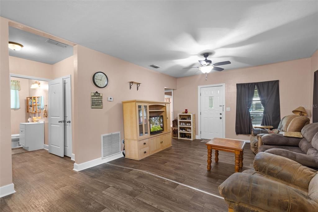 For Sale: $149,900 (2 beds, 1 baths, 1100 Square Feet)