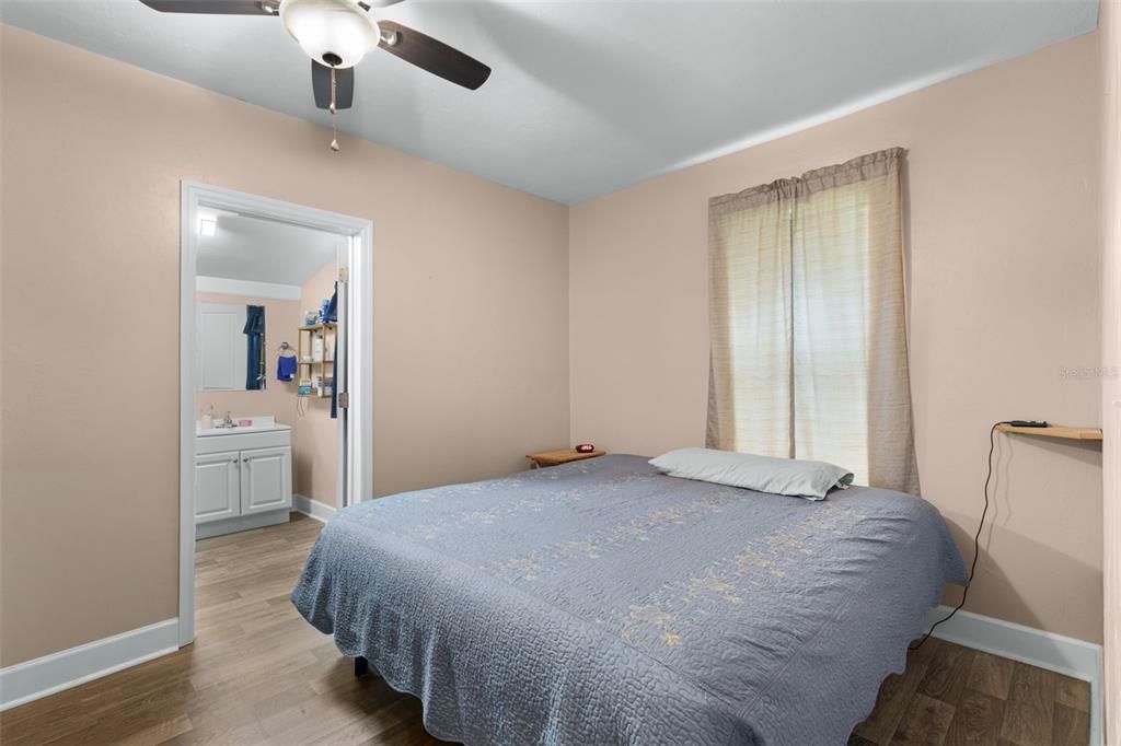 For Sale: $149,900 (2 beds, 1 baths, 1100 Square Feet)