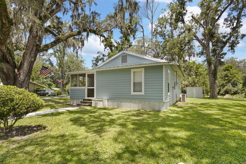 For Sale: $149,900 (2 beds, 1 baths, 1100 Square Feet)