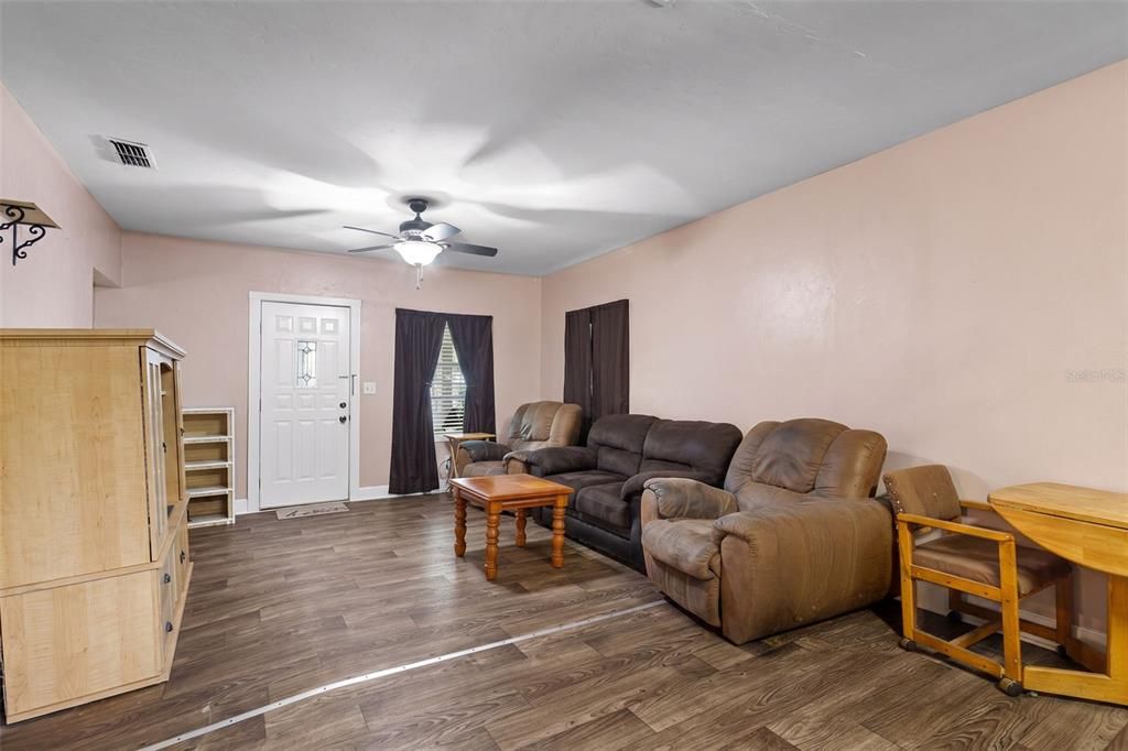 For Sale: $149,900 (2 beds, 1 baths, 1100 Square Feet)