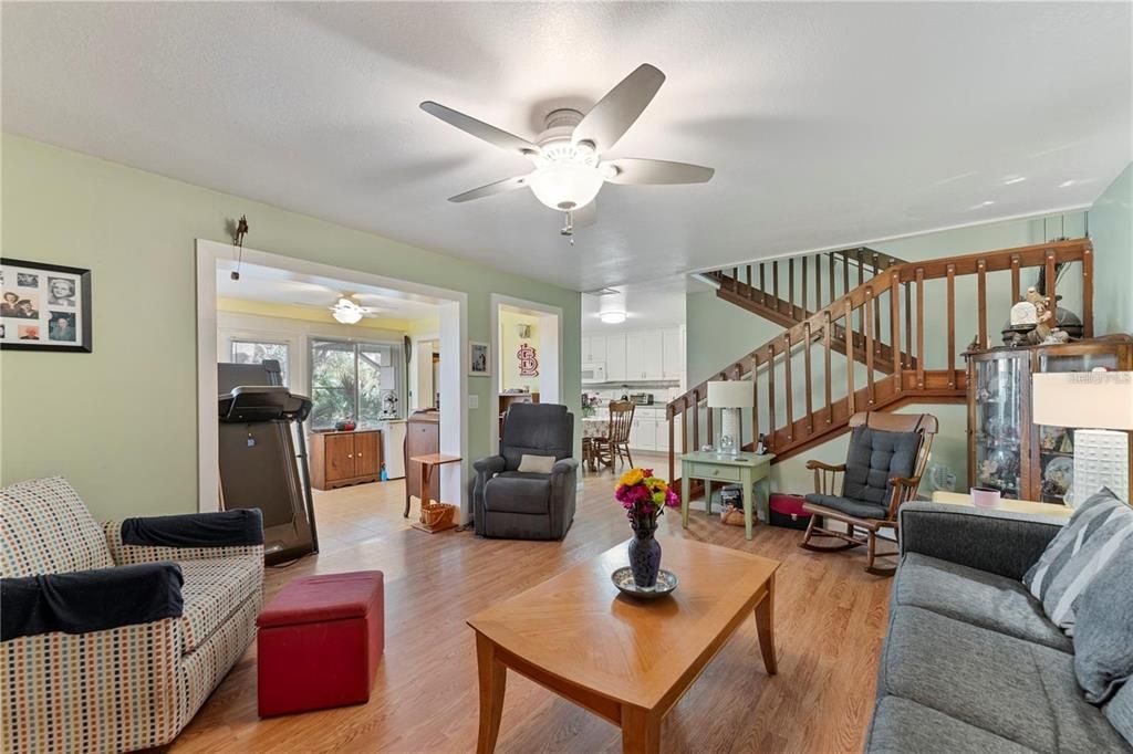 For Sale: $349,000 (2 beds, 2 baths, 1188 Square Feet)