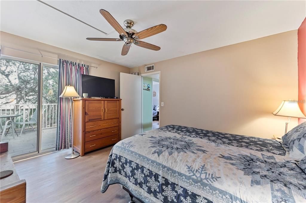 For Sale: $349,000 (2 beds, 2 baths, 1188 Square Feet)