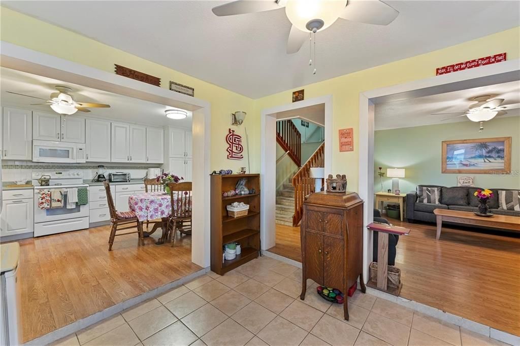 For Sale: $349,000 (2 beds, 2 baths, 1188 Square Feet)