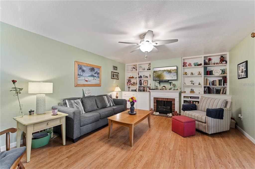 For Sale: $349,000 (2 beds, 2 baths, 1188 Square Feet)