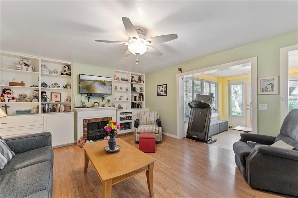 For Sale: $349,000 (2 beds, 2 baths, 1188 Square Feet)