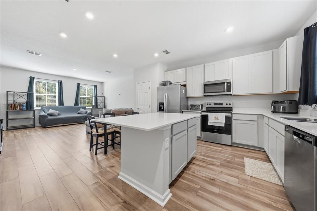 For Sale: $250,000 (2 beds, 2 baths, 1206 Square Feet)