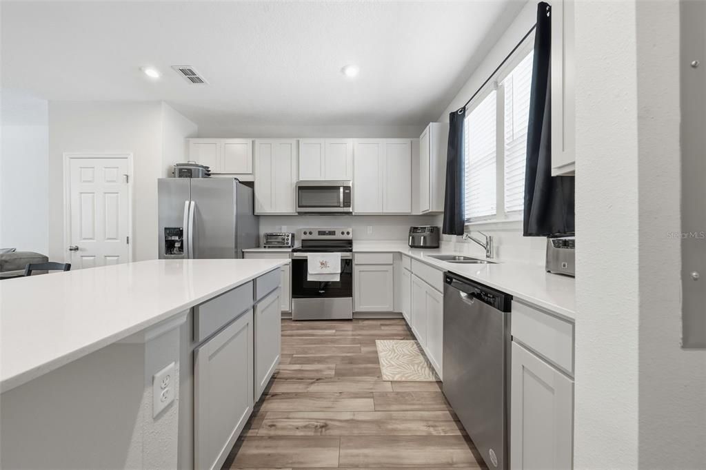 For Sale: $250,000 (2 beds, 2 baths, 1206 Square Feet)