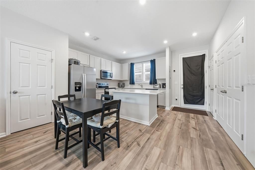 For Sale: $250,000 (2 beds, 2 baths, 1206 Square Feet)