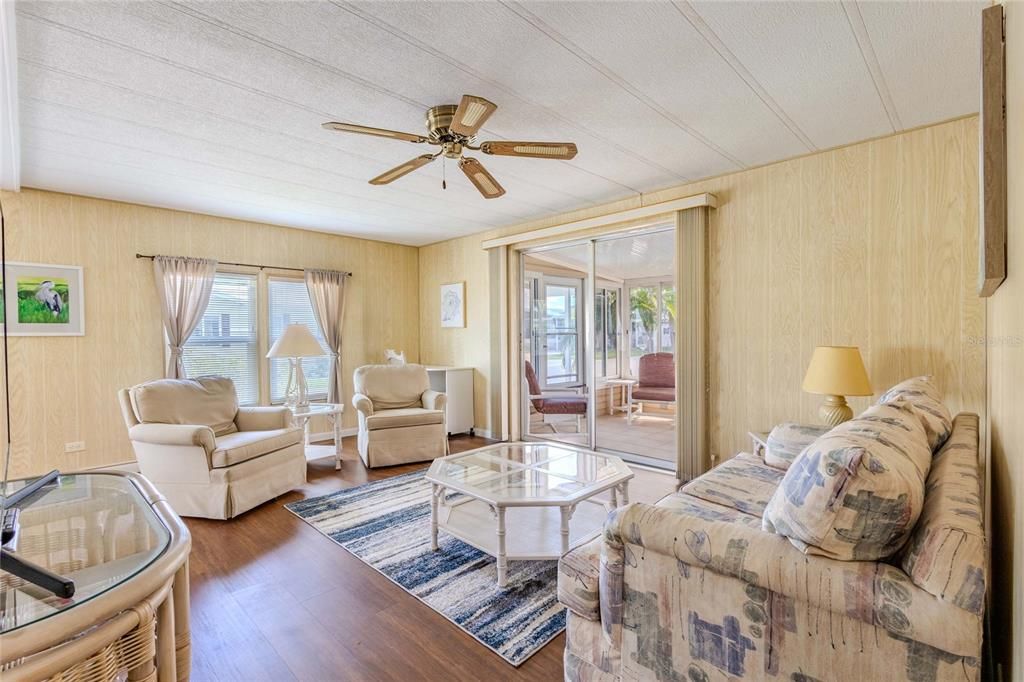 For Sale: $129,000 (2 beds, 2 baths, 864 Square Feet)