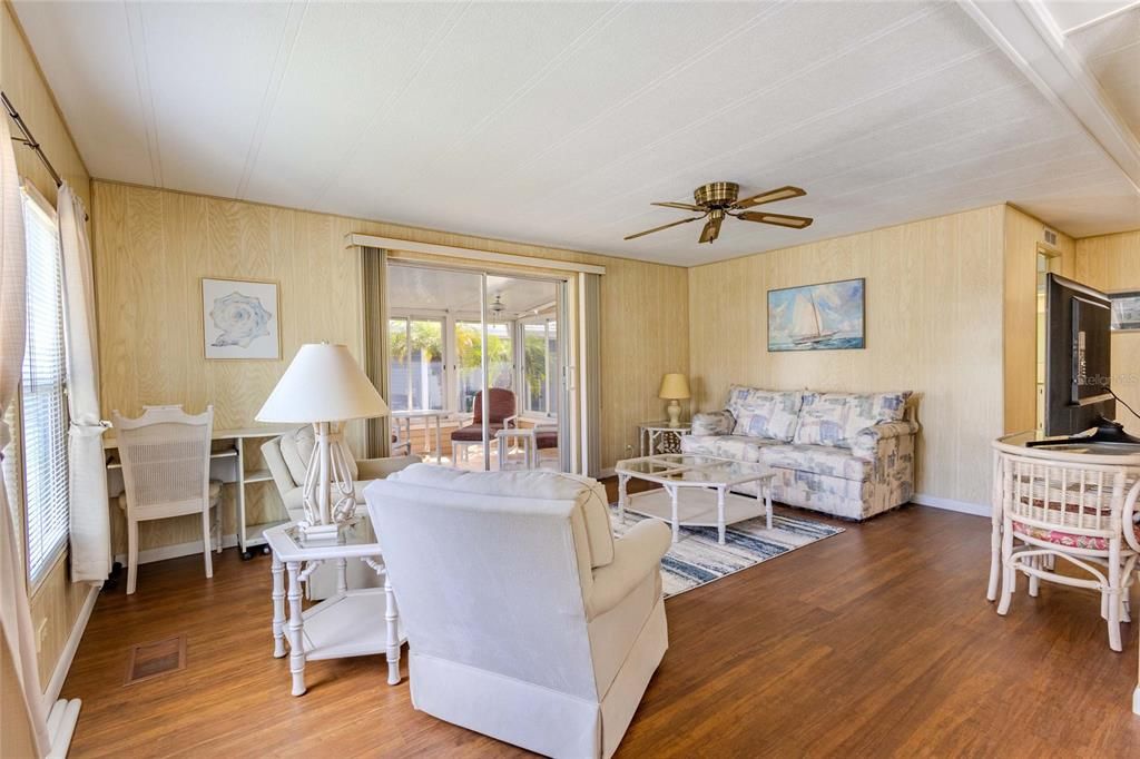 For Sale: $129,000 (2 beds, 2 baths, 864 Square Feet)