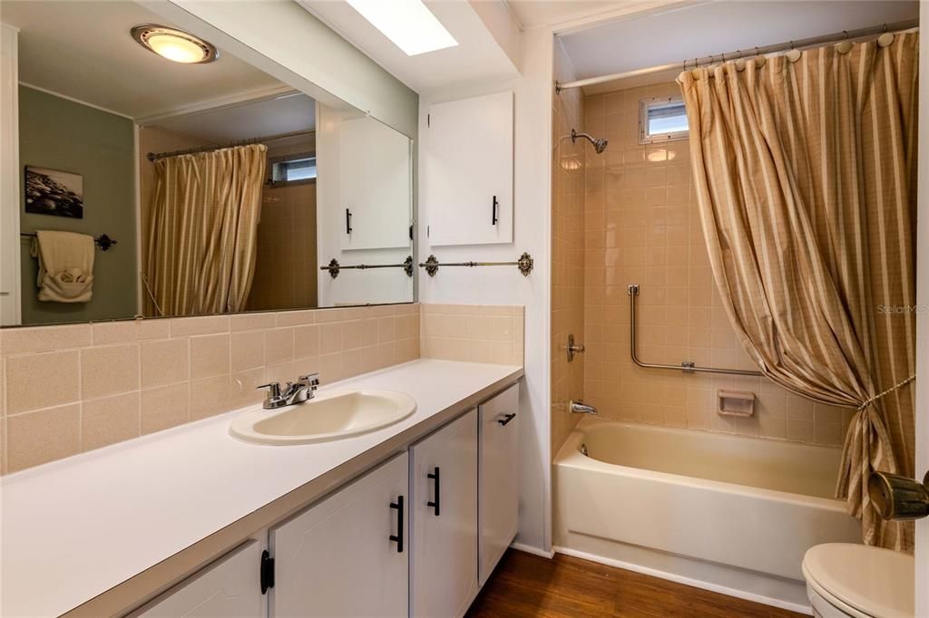 For Sale: $129,000 (2 beds, 2 baths, 864 Square Feet)