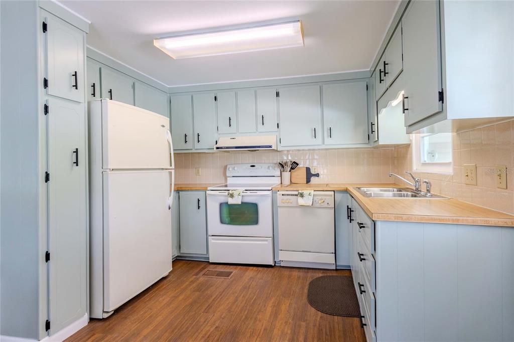 For Sale: $129,000 (2 beds, 2 baths, 864 Square Feet)