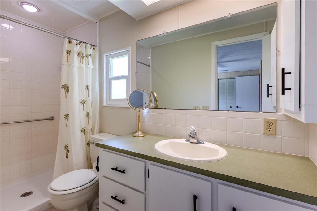 For Sale: $129,000 (2 beds, 2 baths, 864 Square Feet)