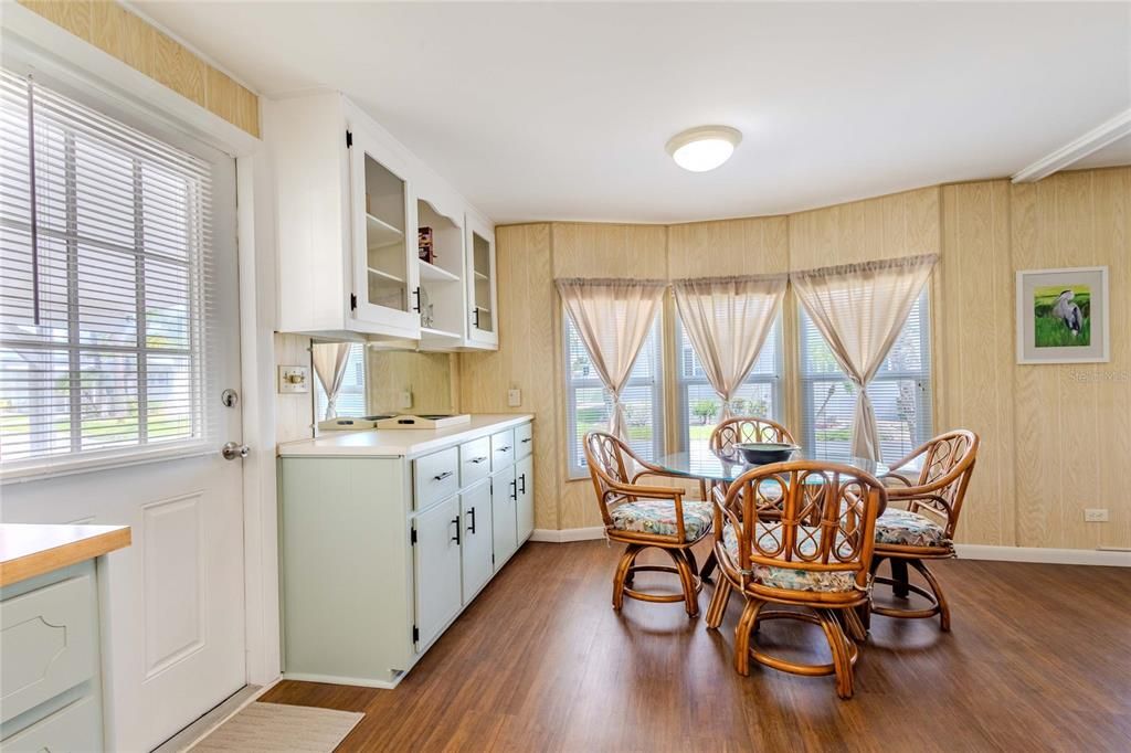 For Sale: $129,000 (2 beds, 2 baths, 864 Square Feet)
