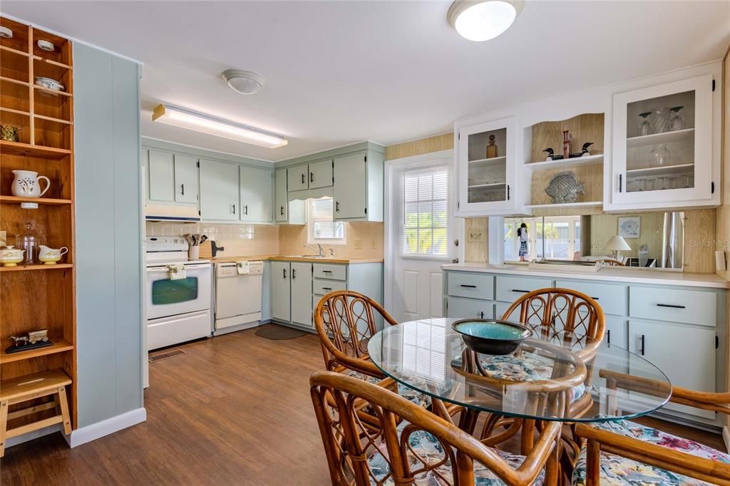 For Sale: $129,000 (2 beds, 2 baths, 864 Square Feet)