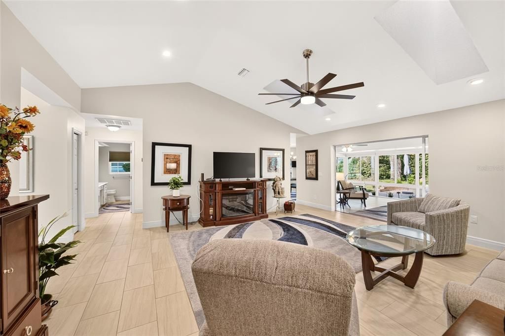 En Venta: $399,900 (2 camas, 2 baños, 2081 Pies cuadrados)