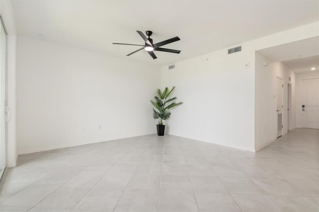 For Sale: $299,000 (2 beds, 2 baths, 1149 Square Feet)