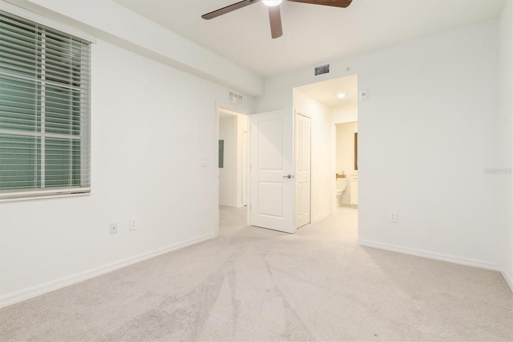 For Sale: $299,000 (2 beds, 2 baths, 1149 Square Feet)