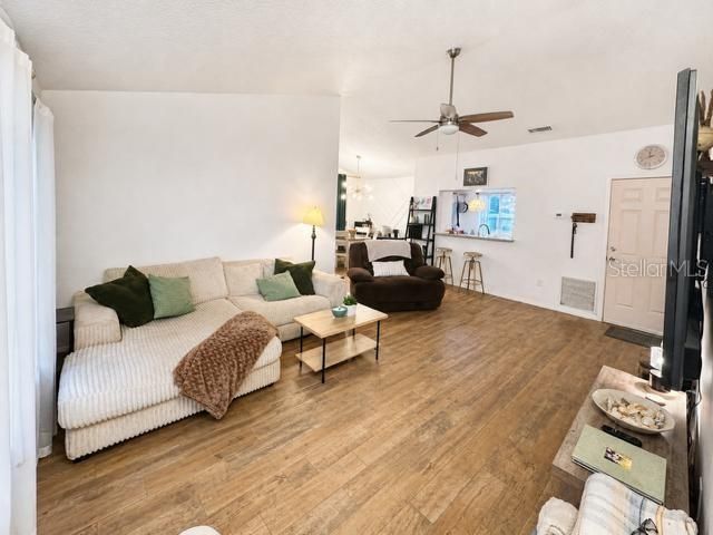 For Sale: $289,000 (2 beds, 2 baths, 1079 Square Feet)