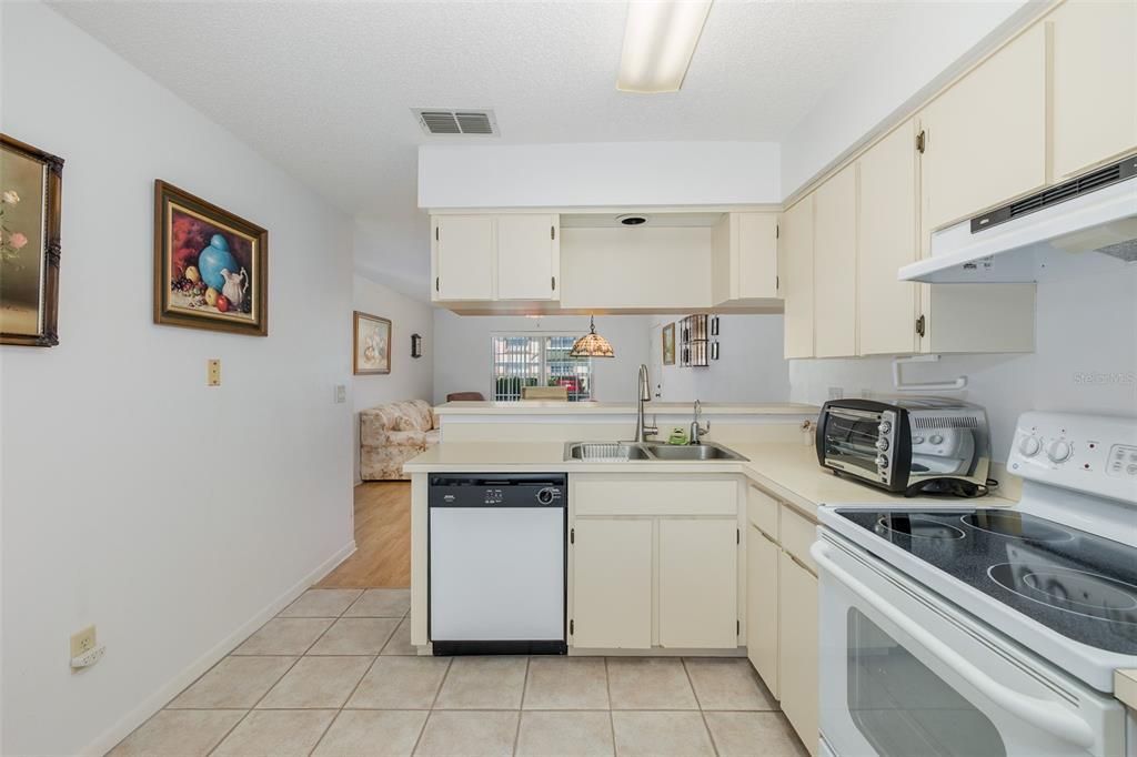 For Sale: $120,000 (2 beds, 1 baths, 835 Square Feet)