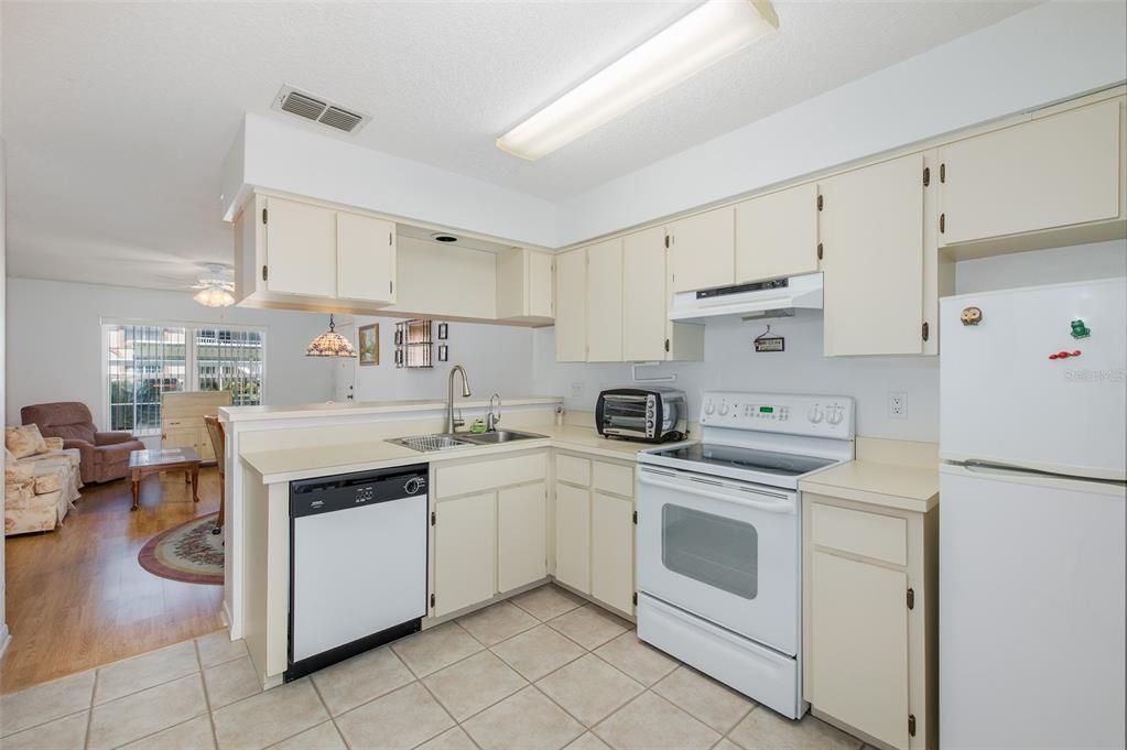 For Sale: $120,000 (2 beds, 1 baths, 835 Square Feet)