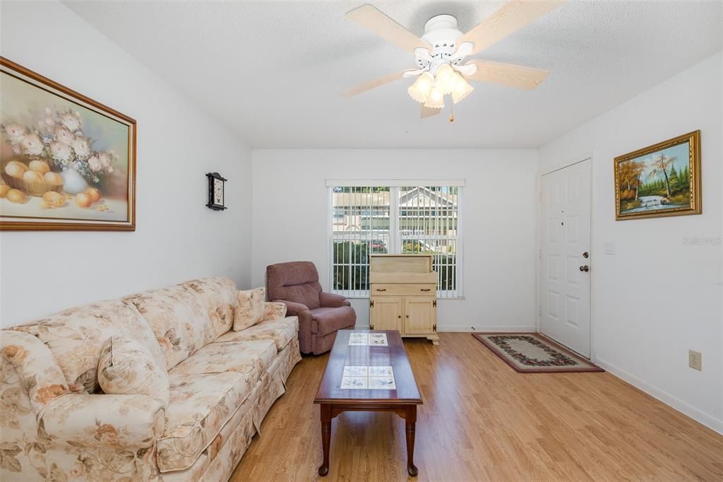 For Sale: $120,000 (2 beds, 1 baths, 835 Square Feet)