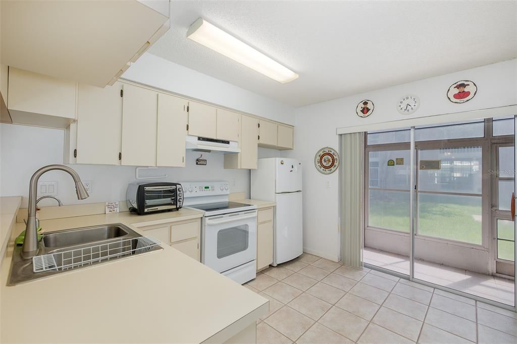 For Sale: $120,000 (2 beds, 1 baths, 835 Square Feet)