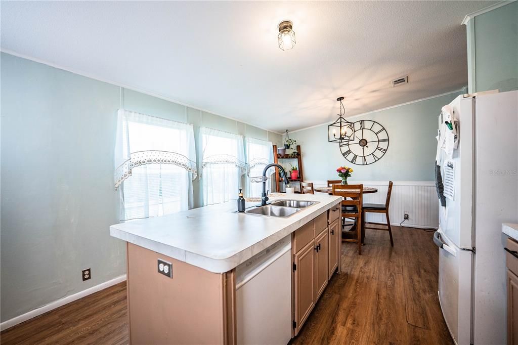 For Sale: $239,000 (3 beds, 2 baths, 1296 Square Feet)