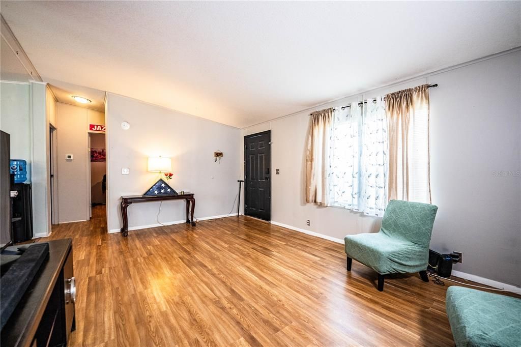 For Sale: $239,000 (3 beds, 2 baths, 1296 Square Feet)