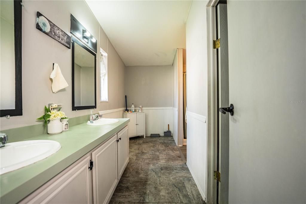 For Sale: $239,000 (3 beds, 2 baths, 1296 Square Feet)
