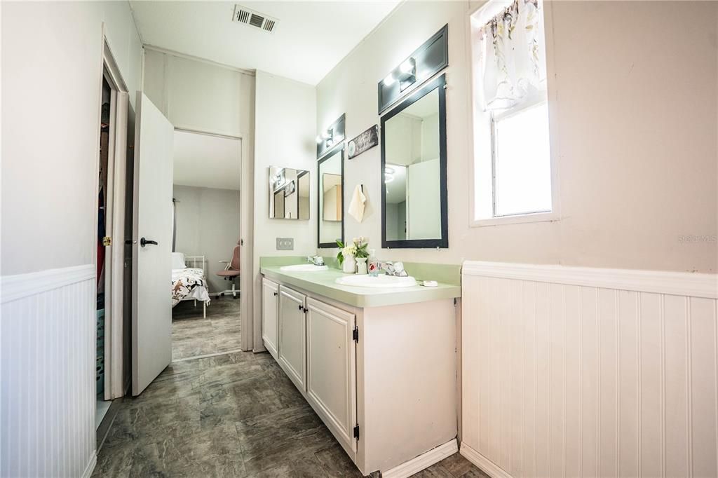 For Sale: $239,000 (3 beds, 2 baths, 1296 Square Feet)