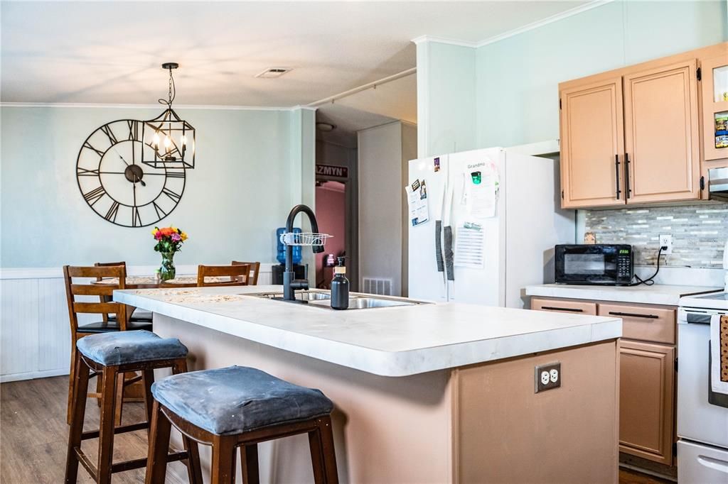 For Sale: $239,000 (3 beds, 2 baths, 1296 Square Feet)