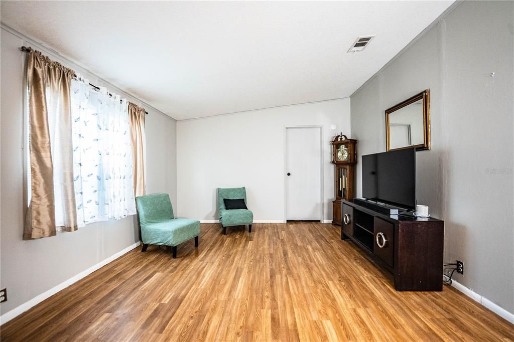 For Sale: $239,000 (3 beds, 2 baths, 1296 Square Feet)