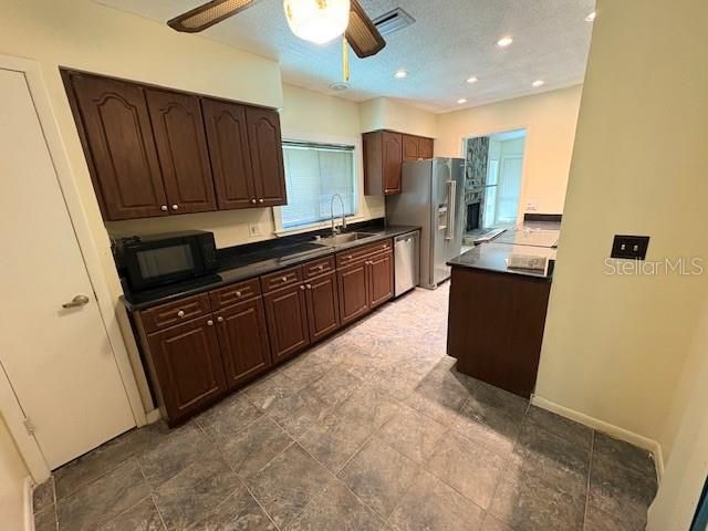 For Sale: $285,000 (3 beds, 2 baths, 1411 Square Feet)