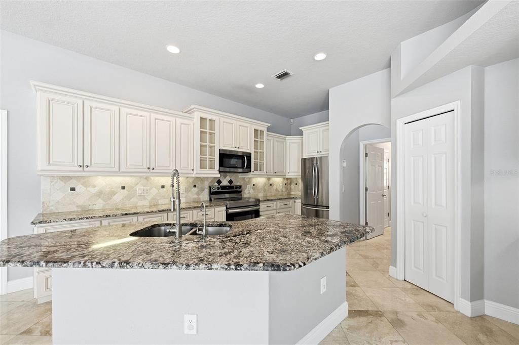 For Rent: $3,900 (3 beds, 2 baths, 2141 Square Feet)