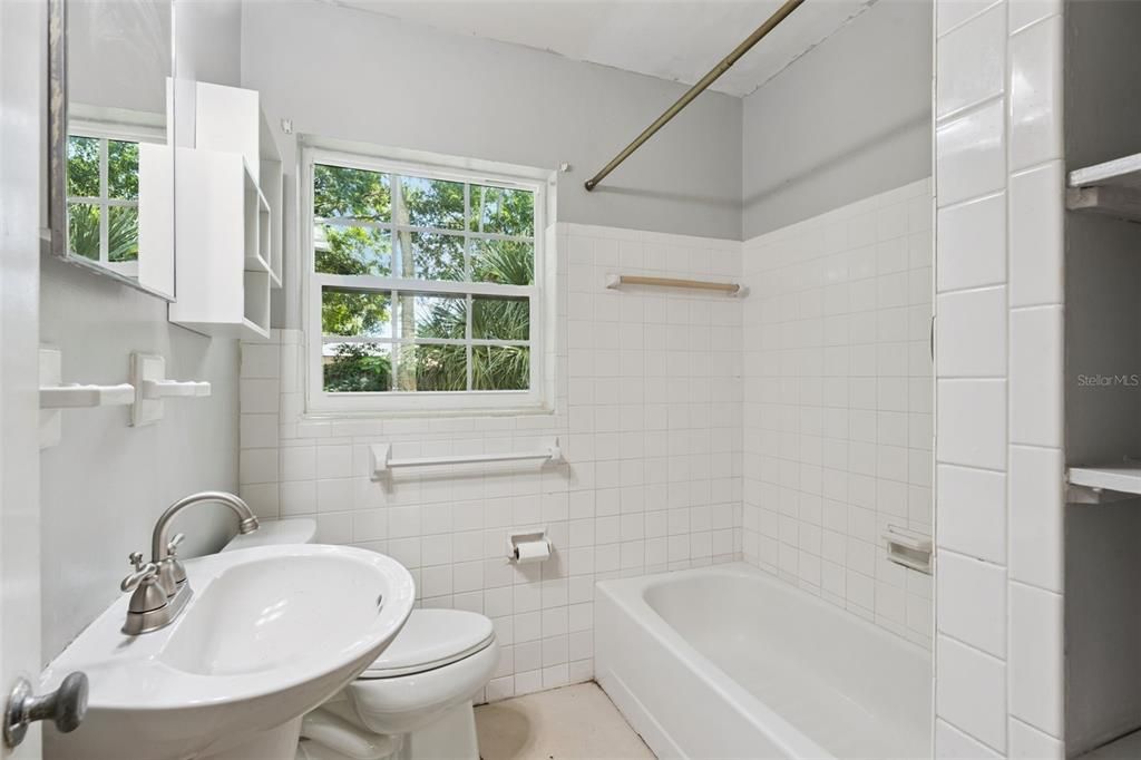 На продажу: $325,000 (2 спален, 1 ванн, 866 Квадратных фут)
